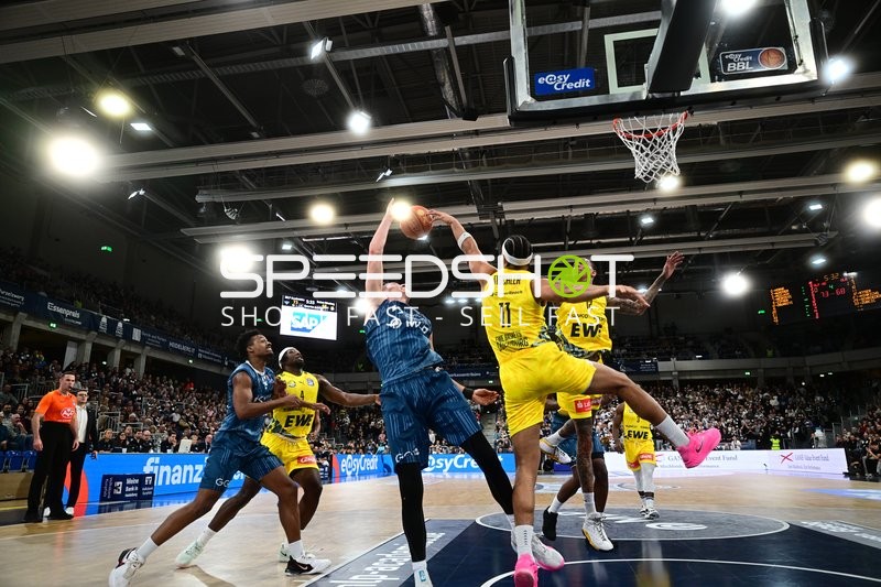 Eric Reed Jr. (43; MLP Academics Heidelberg) in Aktion