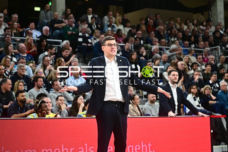 Szene mit Lazar Spasic (997; EWE Baskets Oldenburg) und Franjo Borchers (998; EWE Baskets Oldenburg)