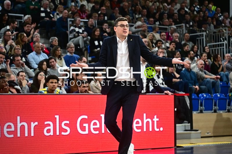 Szene mit Lazar Spasic (997; EWE Baskets Oldenburg), Ralph Hounnou (5; EWE Baskets Oldenburg) und Colin Schroeder (29; EWE Baskets Oldenburg)