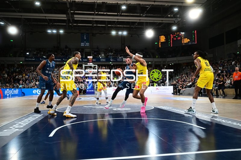 Osun Osunniyi (12; MLP Academics Heidelberg) in Aktion