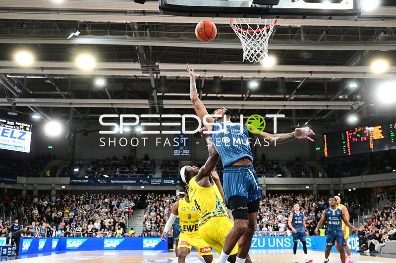 Spielaktion mit Josia Gentischer (4; MLP Academics Heidelberg) und Brian Fobbs (4; EWE Baskets Oldenburg)