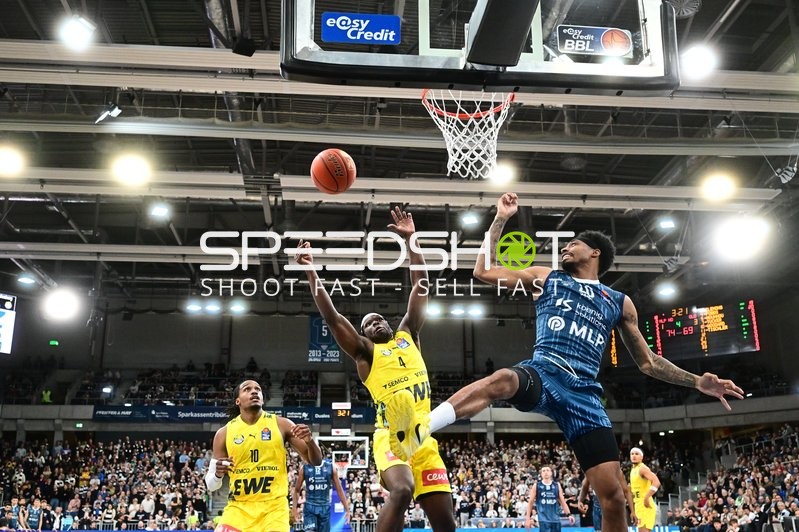 James Woodard (10; EWE Baskets Oldenburg) am Korb