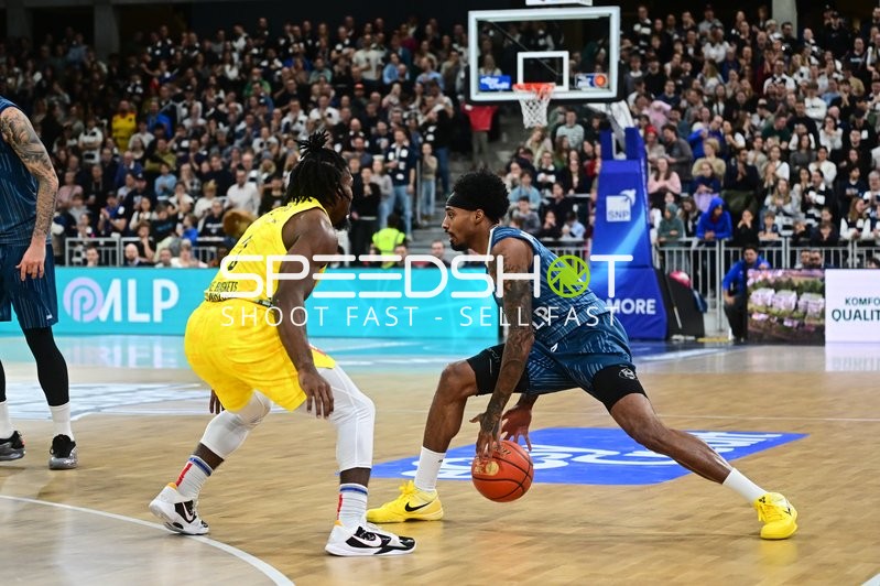 Michael Weathers (20; MLP Academics Heidelberg) mit Ball in Aktion