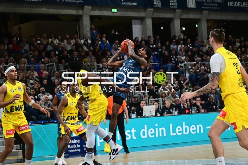 Spielaktion mit Erol Ersek (11; MLP Academics Heidelberg), Eric Reed Jr. (43; MLP Academics Heidelberg) und Dakarai Tucker (7; EWE Baskets Oldenburg)