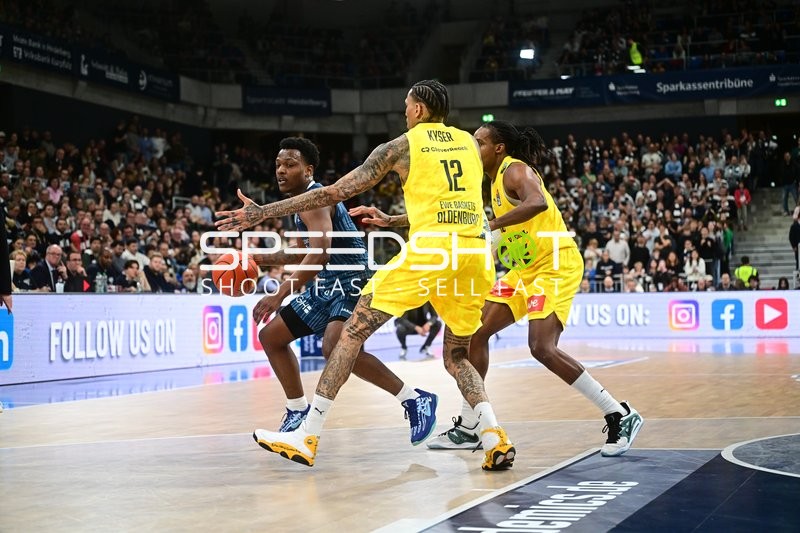 Spielaktion mit DJ Horne (0; MLP Academics Heidelberg) und Michale Kyser (12; EWE Baskets Oldenburg)