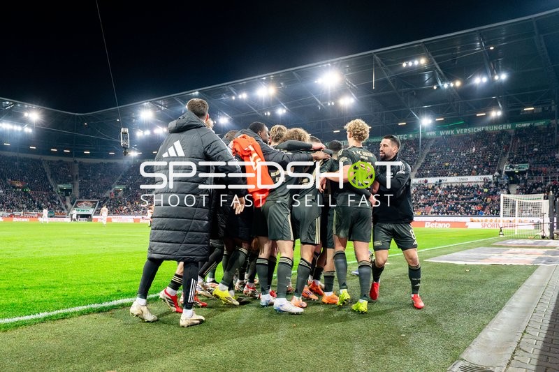 Spieler feiern gemeinsam