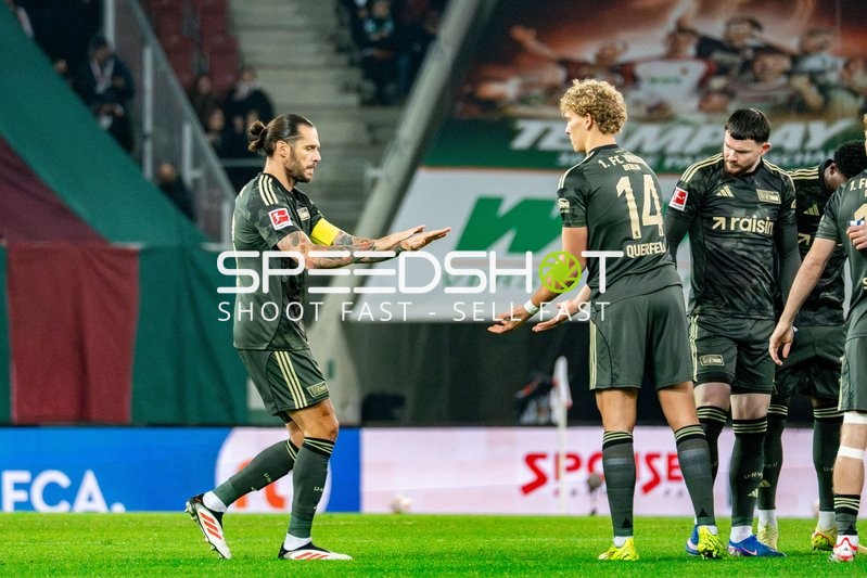 Spieler diskutieren auf dem Feld