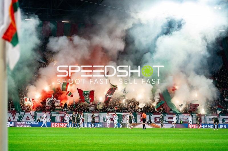 Fans mit Pyrotechnik