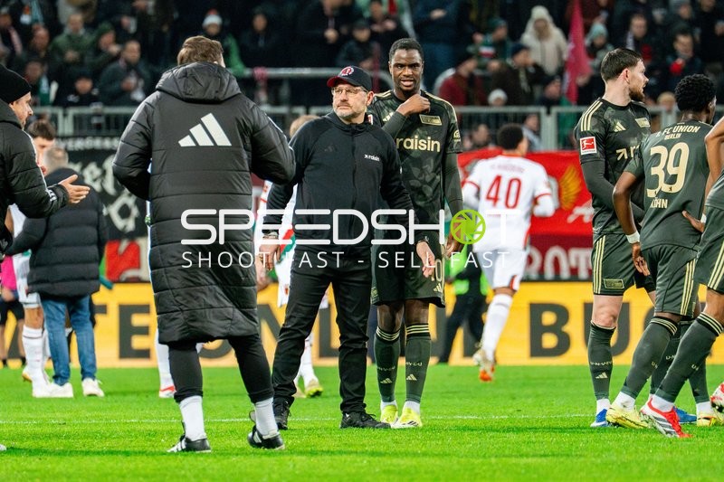 Spieler und Trainer nach Spiel