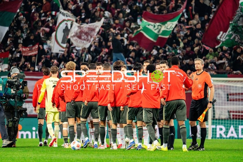 Spieler begrüßen sich