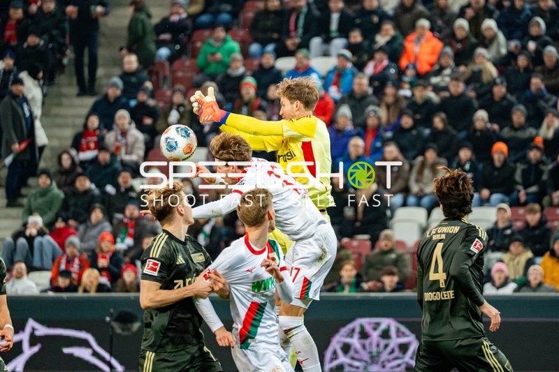 Torwart fängt Ball