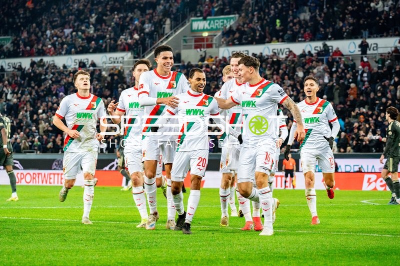 Spieler feiern Torjubel