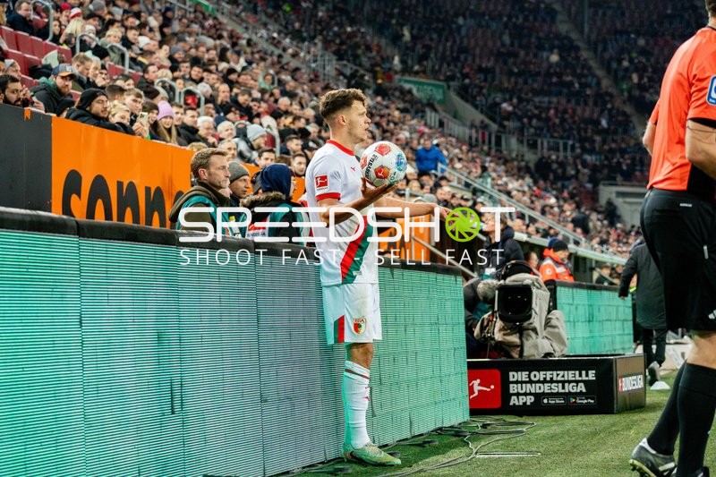 Spieler mit Ball am Seitenrand