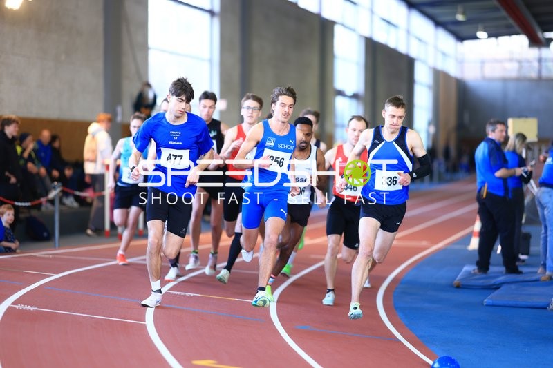 Läufer auf Hallenbahn