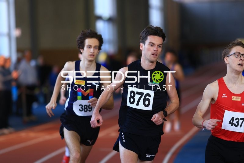 Läufer mit Startnummern 876, 389 und 437