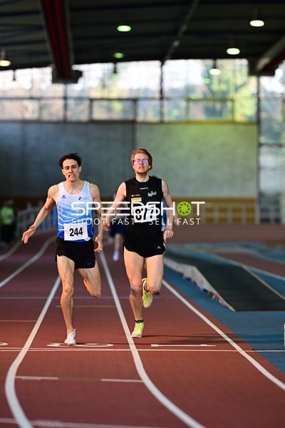 Ebener Hannes (244; TSG Eisenberg) und Ramisch Andre (877; Silvesterlauf Trier) auf der Bahn