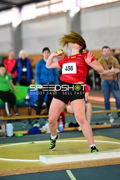 Startnummer 456 stößt Kugel