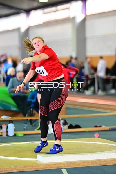 Athletin mit Startnummer 303 beim Weitsprung