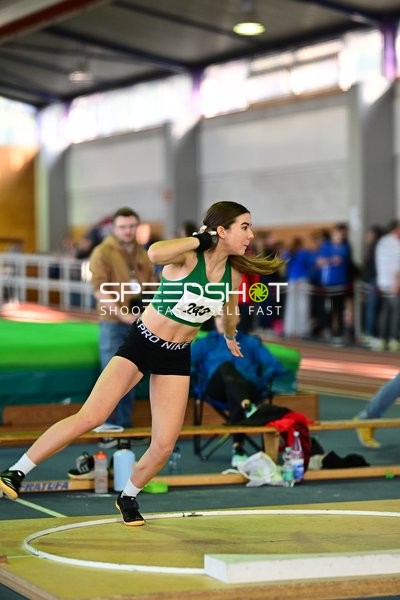 Athletin mit Startnummer 247 beim Kugelstoßen