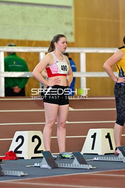 Athletin mit Startnummer 490 am Start