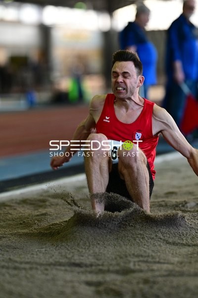 Giese Thomas (69; TV Abenheim) bei Weitsprung-Landung