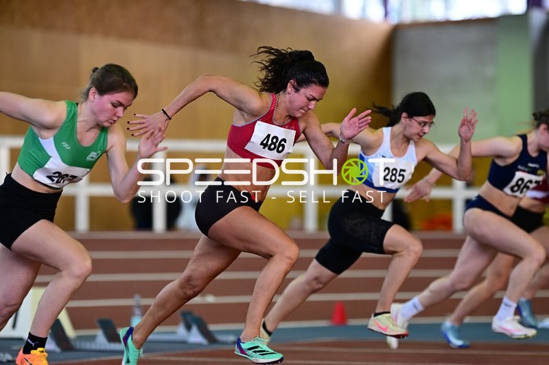 Start des Hallenlaufs mit Greif Julia (486; TuS Fortuna 1884 Saarburg) und Weber Antonia (285; LG Idar-Oberstein)