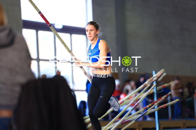 Stabhochspringerin in Aktion