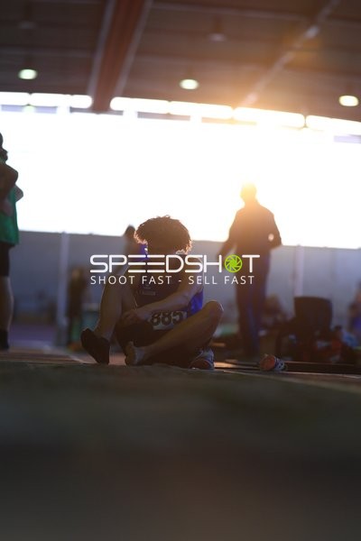 Athlet mit Startnummer C388 sitzt