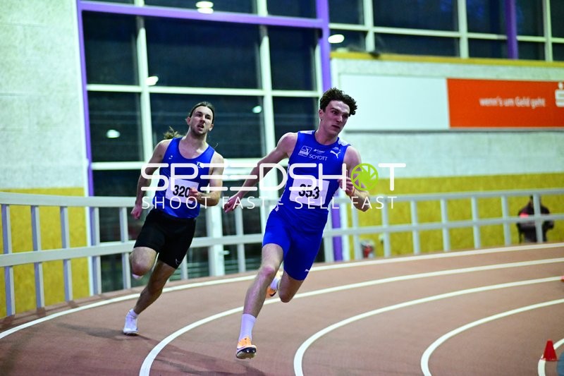 Leichtathletik-Läufer auf der Bahn