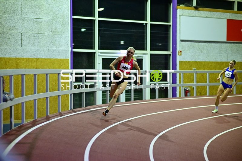 Leichtathletik Indoor-Lauf mit Kupser Leonie (462; LG Rhein-Wied) und 373; LG Rhein-Wied