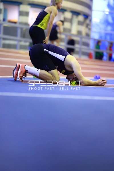Dehnübungen bei Leichtathletik Hallenmeisterschaften