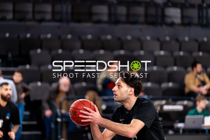 Benedikt Turudic (44; Veolia Towers Hamburg) mit Ball in Aktion