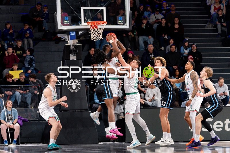 Zacharie Perrin (52; Veolia Towers Hamburg) mit Ball in Aktion