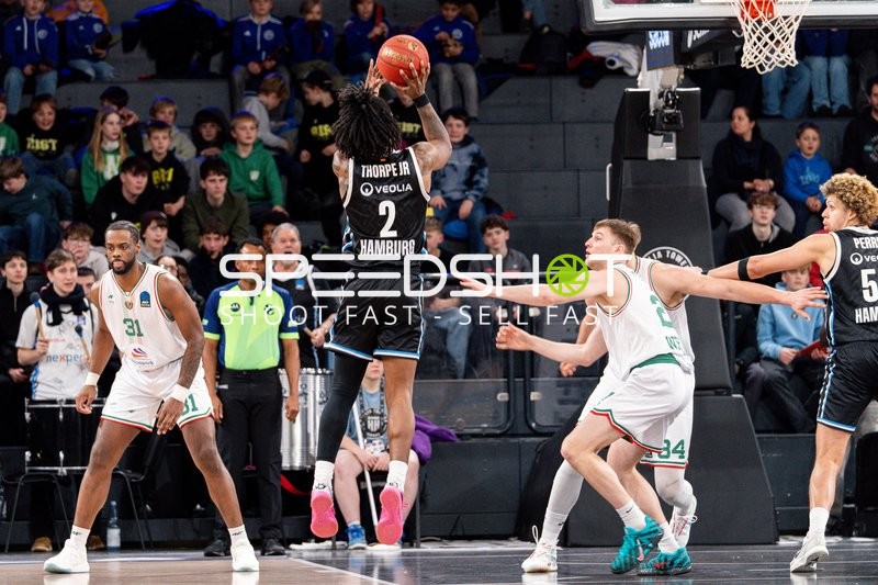 Spielaktion mit Leonard Thorpe Jr. (2; Veolia Towers Hamburg) und Jared Coleman-Jones (31; Slask Wroclaw)