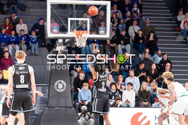 Spielaktion mit Leonard Thorpe Jr. (2; Veolia Towers Hamburg) und Jared Grey (8; Veolia Towers Hamburg)