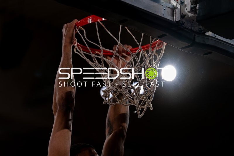 Spieler beim Dunk am Korb