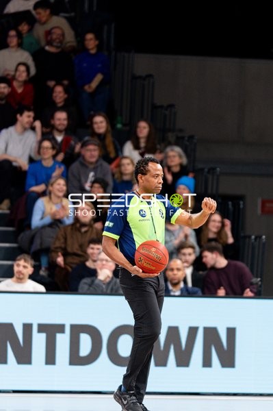 Basketball-Szene mit Schiedsrichter
