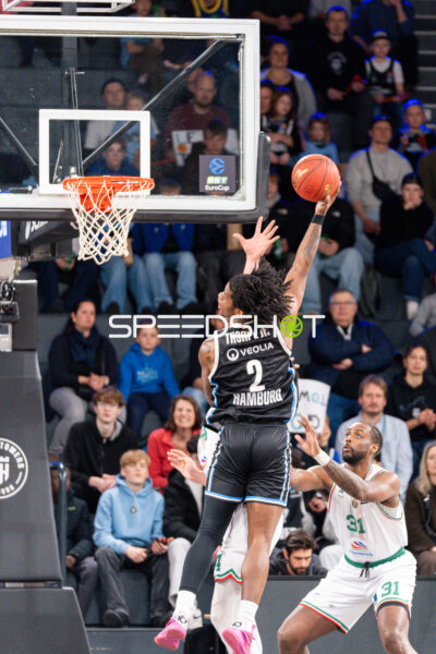 Leonard Thorpe Jr. (2; Veolia Towers Hamburg) mit Wurf gegen Jared Coleman-Jones (31; Slask Wroclaw)