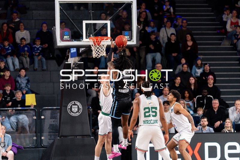 Leonard Thorpe Jr. (2; Veolia Towers Hamburg) mit Wurf gegen Kadre Gray (25; Slask Wroclaw)