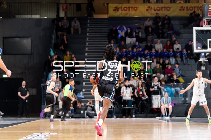 Leonard Thorpe Jr. (2; Veolia Towers Hamburg) mit Ball in Aktion