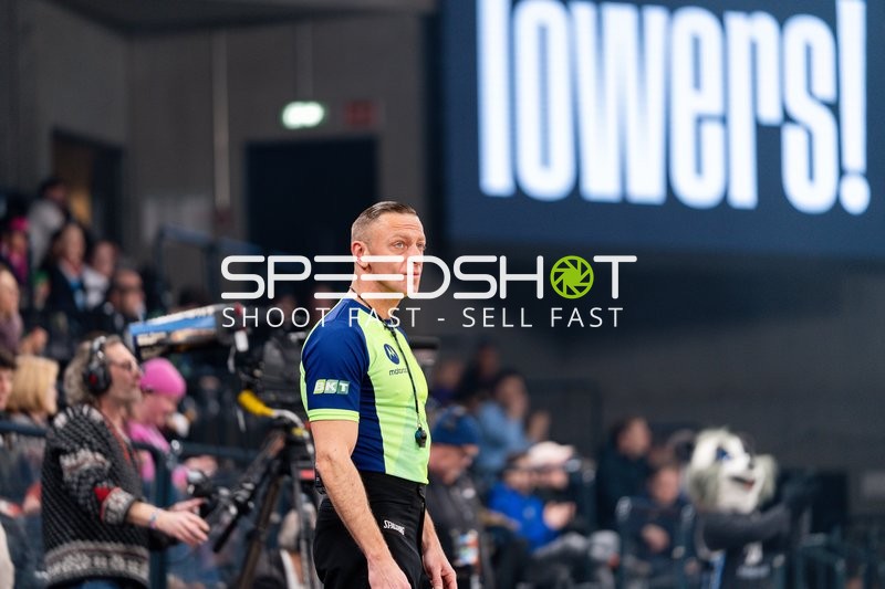 Schiedsrichter am Spielfeldrand