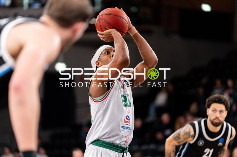 Devon Daniels (21; Veolia Towers Hamburg) mit Wurf