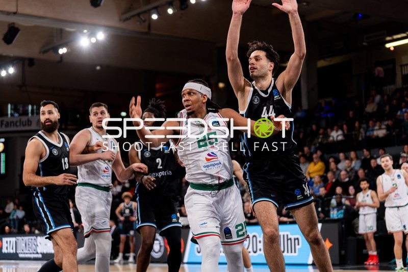 Spielaktion mit Benedikt Turudic (44; Veolia Towers Hamburg) und Kadre Gray (25; Slask Wroclaw)