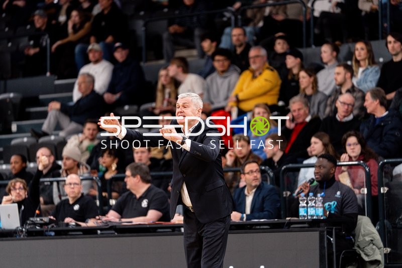 Szene mit Ainars Bagatskis (999; Slask Wroclaw) am Spielfeldrand