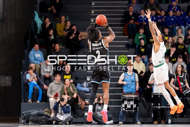 Leonard Thorpe Jr. (2; Veolia Towers Hamburg) mit Wurf gegen Aleksander Wisniewski (2; Slask Wroclaw)