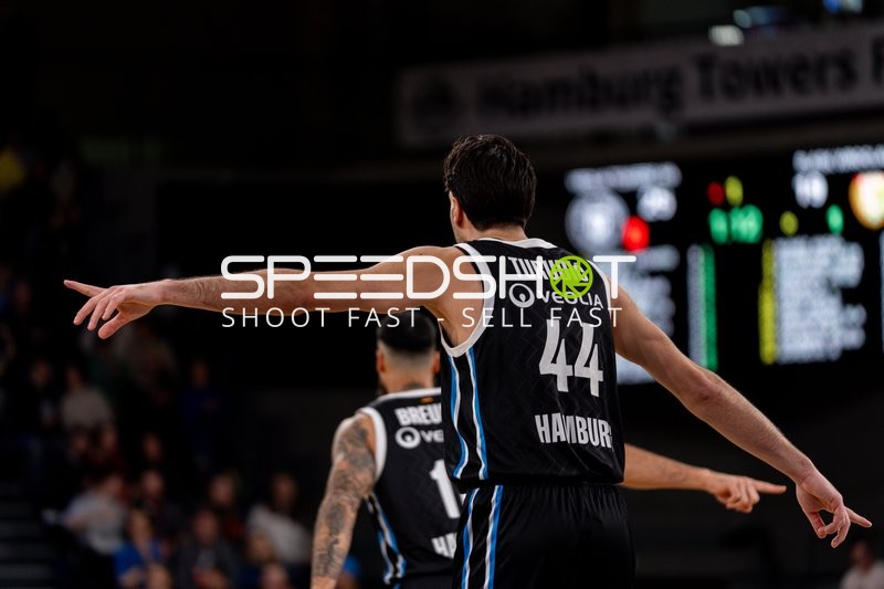 Benedikt Turudic (44; Veolia Towers Hamburg) und Martin Breunig (13; Veolia Towers Hamburg) auf dem Spielfeld