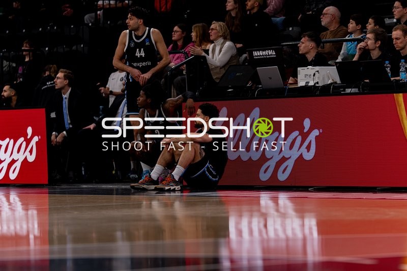 Szene mit Benedikt Turudic (44; Veolia Towers Hamburg) und Teamkollegen