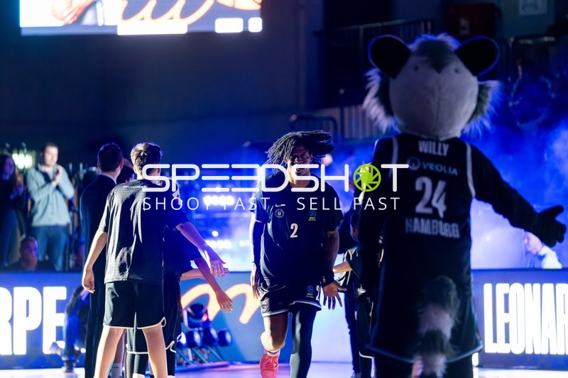 Leonard Thorpe Jr. (2; Veolia Towers Hamburg) in Aktion