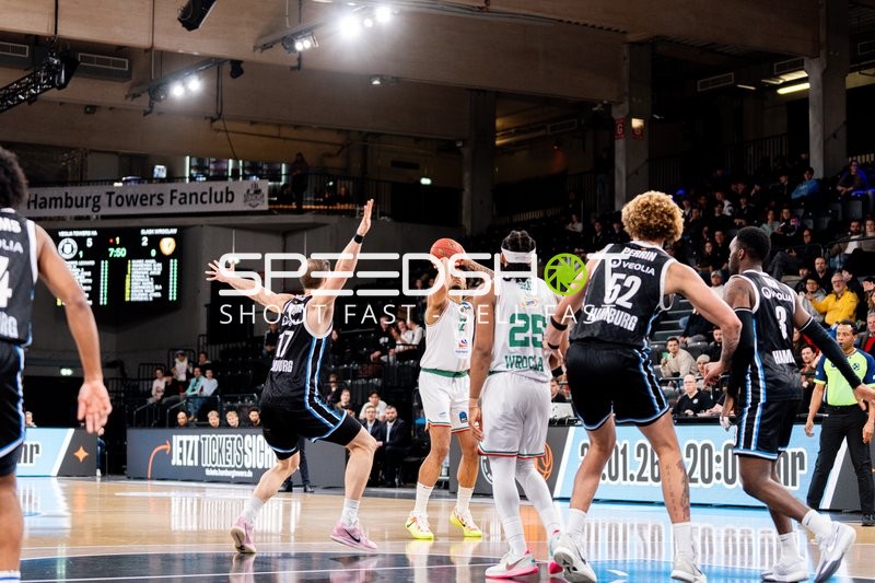 Zacharie Perrin (52; Veolia Towers Hamburg) mit Wurf