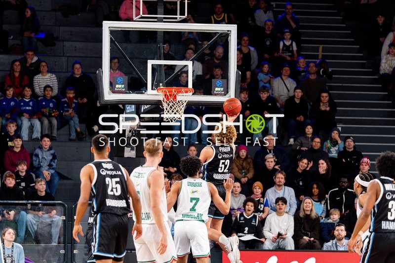 Zacharie Perrin (52; Veolia Towers Hamburg) mit Wurf am Korb